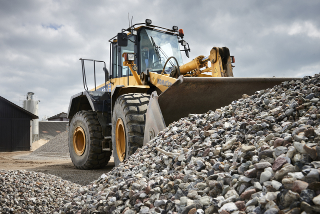 Hjullastare skopar grus.