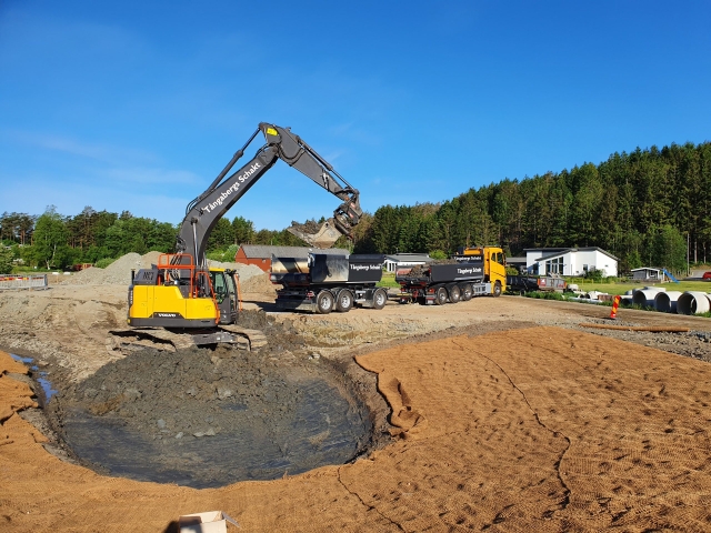 Maskiner arbetar i ett schakt.